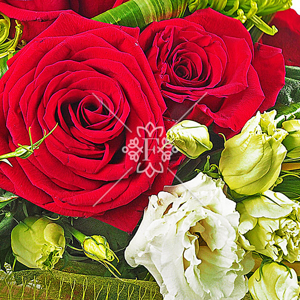 Восторг - букет из роз, хризантем и эустомы